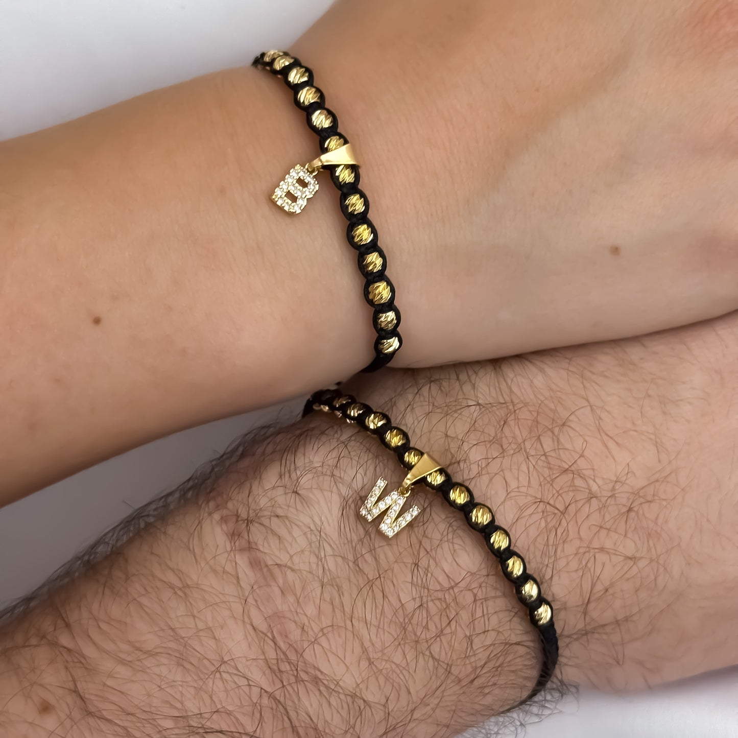 Promoción de 2 Pulseras para Parejas en Balin Italiano 4mm con Letras Inicial con Micro Circones Cristales en Oro Laminado 18k con Garantía de por vida