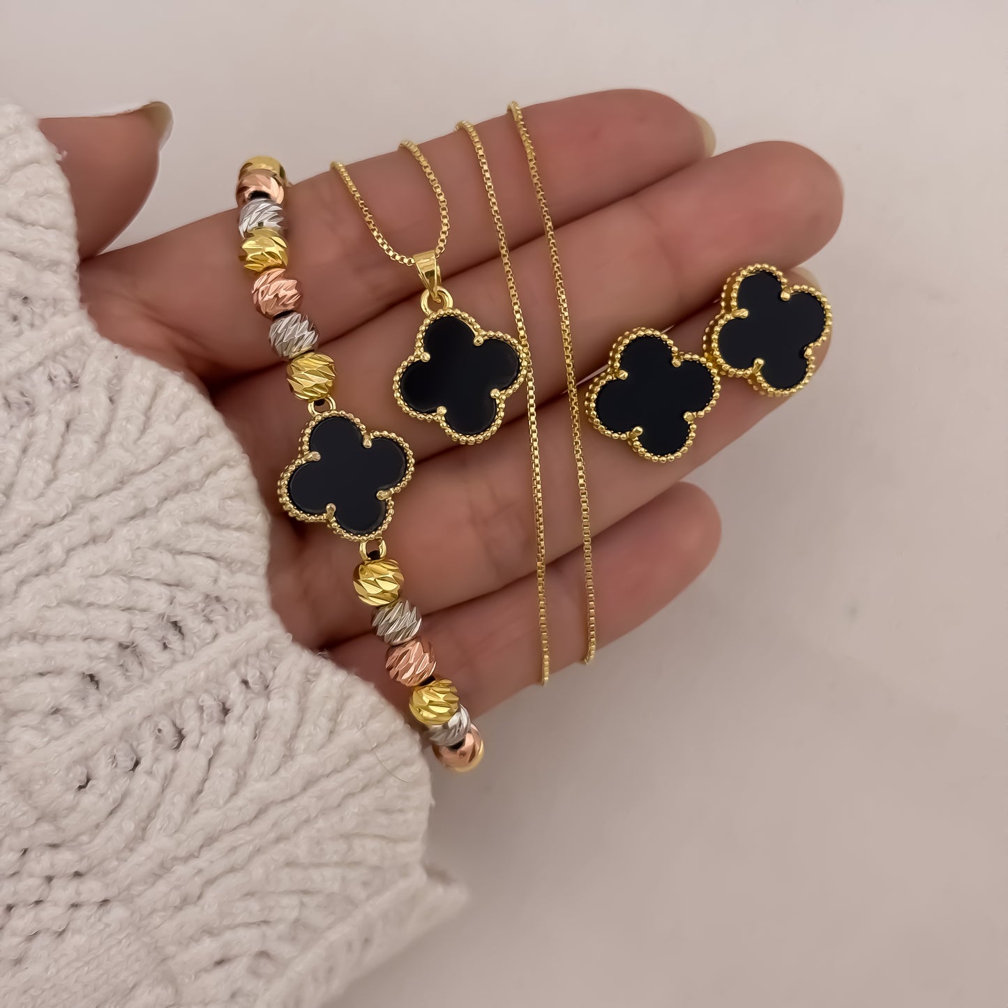 Conjunto Van Cleef Negro Cadena Veneciano 45cm de 2mm + Van Cleef + Topo Van Cleef + Pulseras de 3 Oros Van Cleef en Oro Laminado 18k con Garantia de por vida