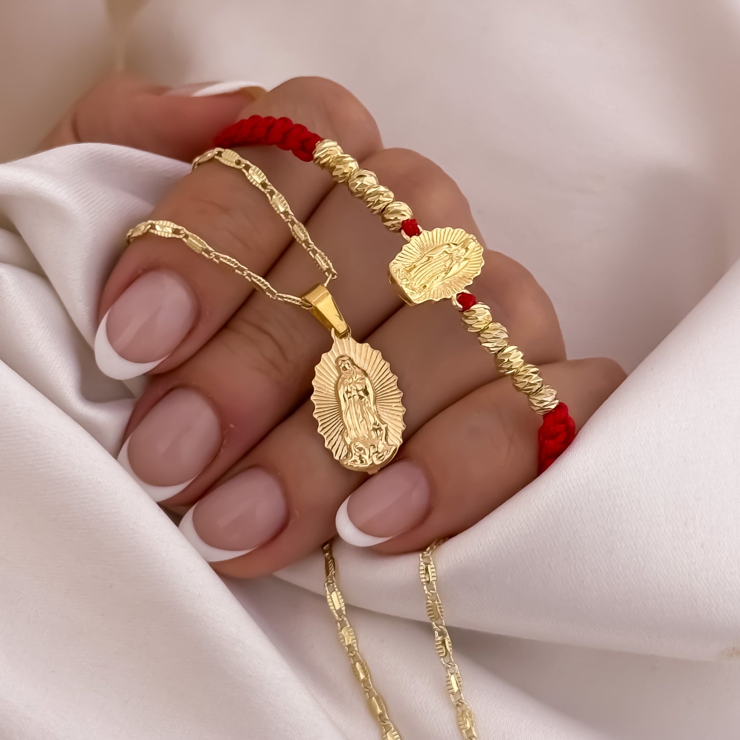 Cadena Tejido Escalera Plana de Dama 45cm + Virgen Guadalupe Tallada + Pulsera Hilo Rojo Guadalupe en Oro Laminado 18k con Garantía