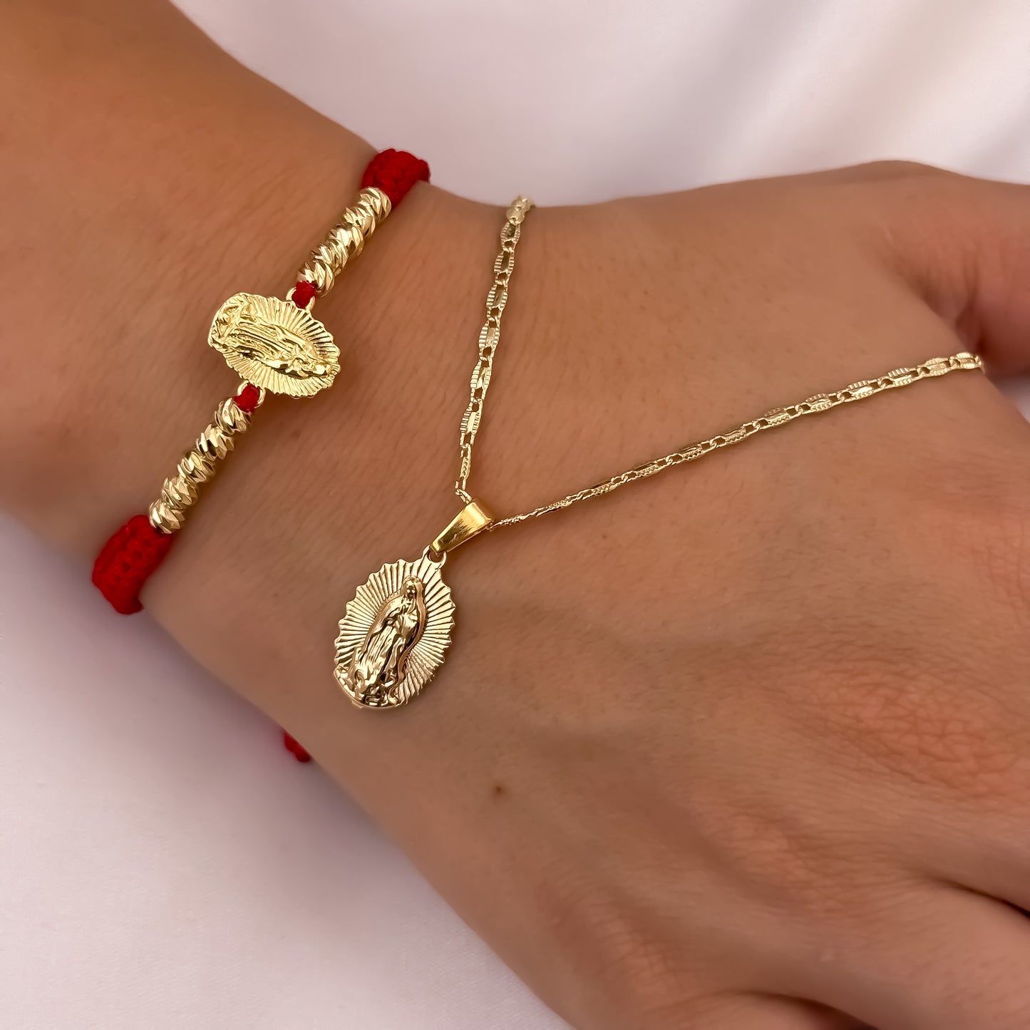 Cadena Tejido Escalera Plana de Dama 45cm + Virgen Guadalupe Tallada + Pulsera Hilo Rojo Guadalupe en Oro Laminado 18k con Garantía