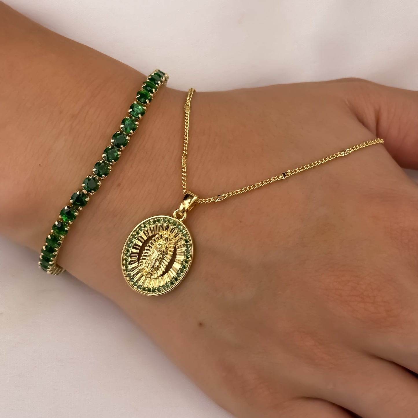Cadena Cubana de Dama de 45cm + Virgen de Guadalupe con Micro circones Verde + Pulsera Tennis Verde Esmeralda en Oro Laminado 18k con Garantia de por vida