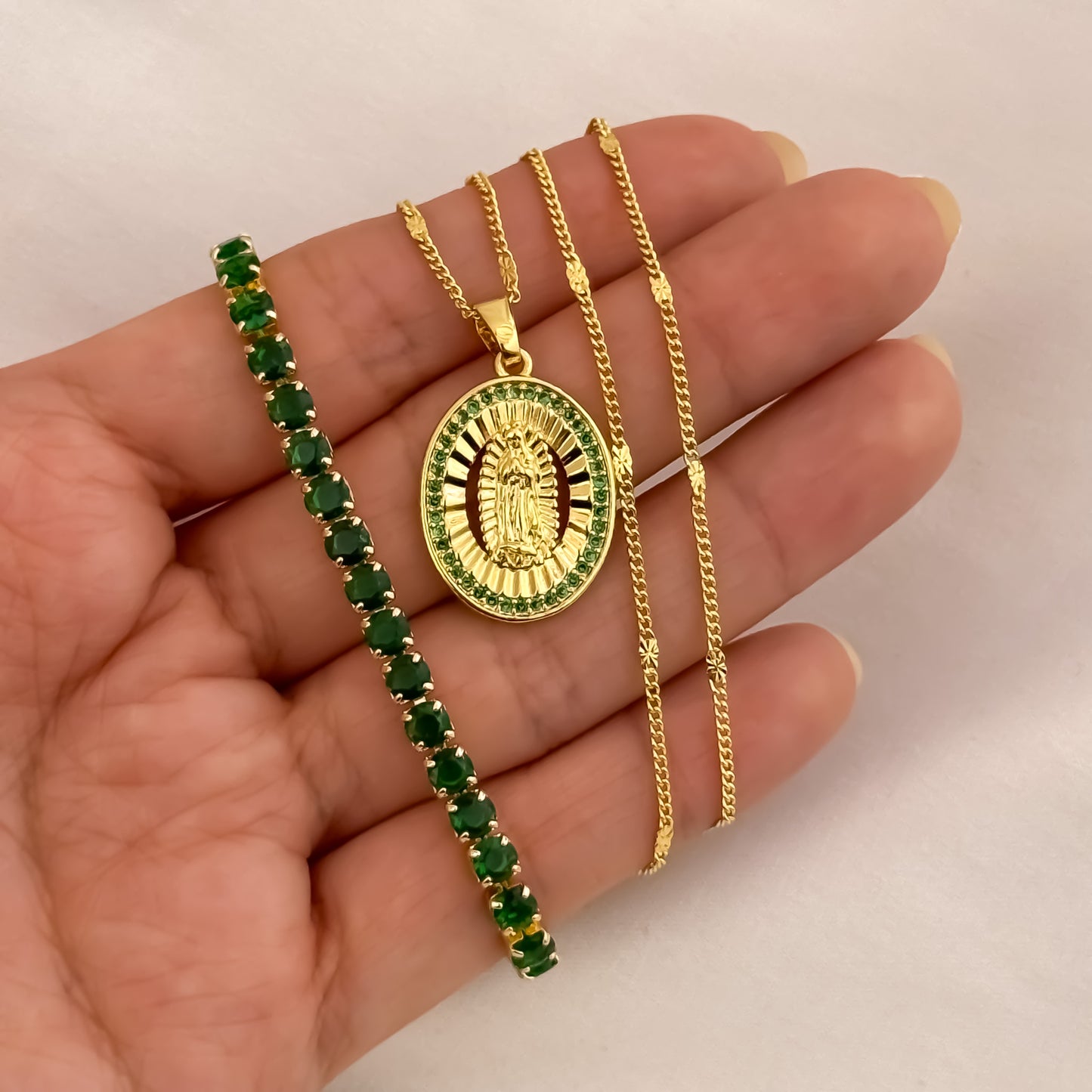 Cadena Cubana de Dama de 45cm + Virgen de Guadalupe con Micro circones Verde + Pulsera Tennis Verde Esmeralda en Oro Laminado 18k con Garantia de por vida