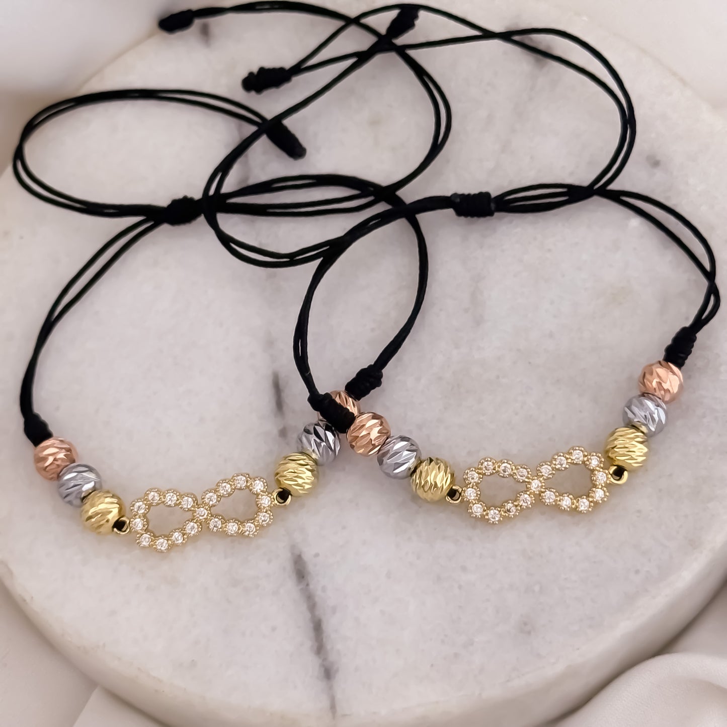 Par de Pulseras Para Parejas con Herraje de Infinitos con Micro Circones en Balin de 3 Oros en Oro Laminado 18k con Garantia de por vida