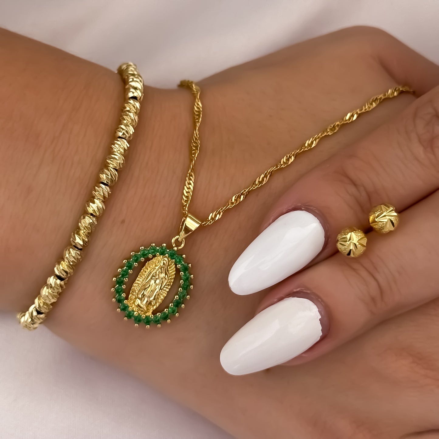 Cadena Tejido Singapur de Dama de 45cm + Virgen de Guadalupe con Circones Verde Esmeralda + Topo Balin Italiano 6mm + Pulseras Balin Italiano en Oro Laminado 18k con Garantía de por vida