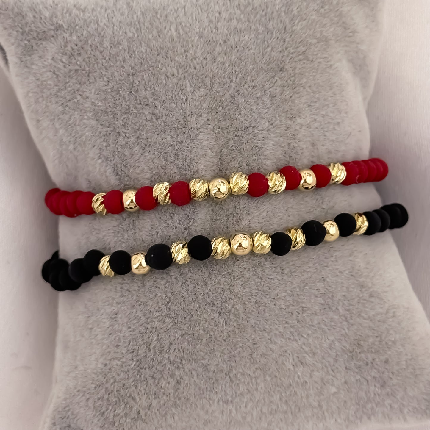 Promocion de 2 Pulseras para Parejas en Hilo Negro - Rojo en Balin Italiano de 4mm con Neopreno en Oro Laminado 18k con Garantia de por vida