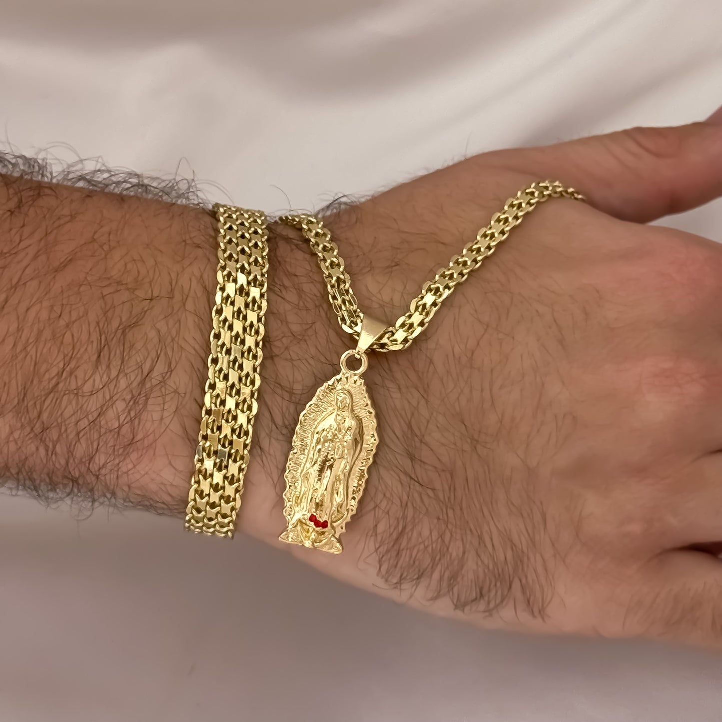 Cadena Tejido Chino de Hombre de 60cm de 4mm + Virgen de Guadalupe Tallada + Pulsera Tejido chino Gruesa de 10mm en Oro Laminado 18k con Garantia de por vida