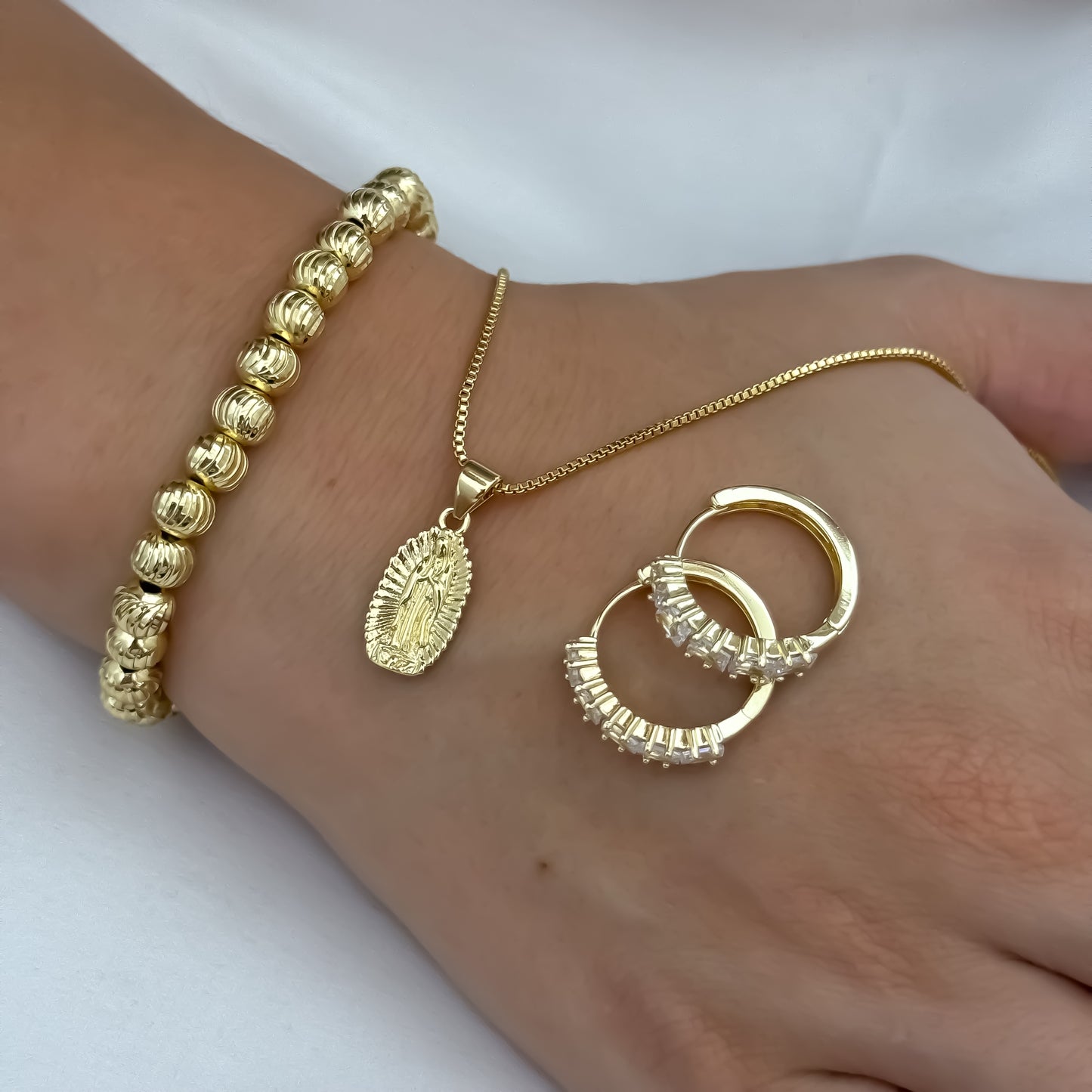 Cadena Tejido Veneciano de Dama 45cm de 2mm de Grosor + Virgen de Guadalupe Tallada + Candongas Micro circones + Pulsera Balin Italiano de 6mm en Oro laminado 18k con Garantia de por vida