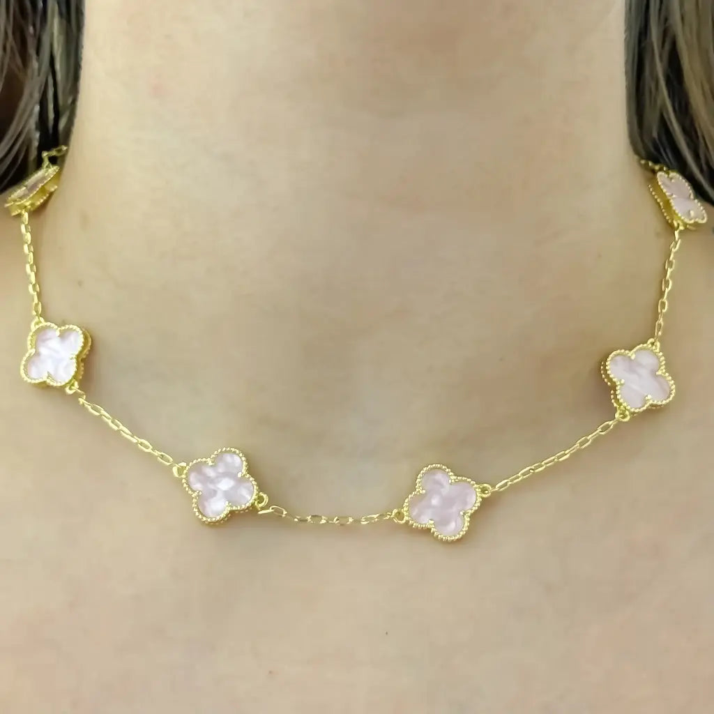 Collar Flor de Trébol Rosada en Baño de Oro de 18k - ¡Atrae Buena Suerte y Estilo!
