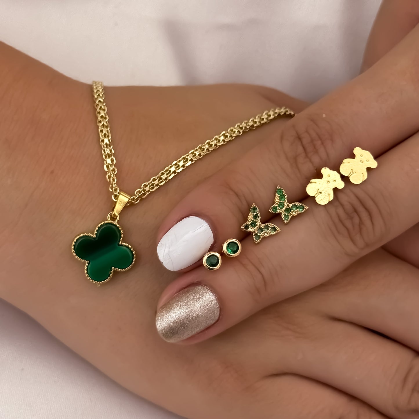 Cadena Tejido Chino de Dama de 45cm de 3mm + Dije de Trébol  Verde + Trio Topos  de Oso Tous + Topos Mariposa + Topo Verde en Oro Laminado 18k con Garantia de por vida