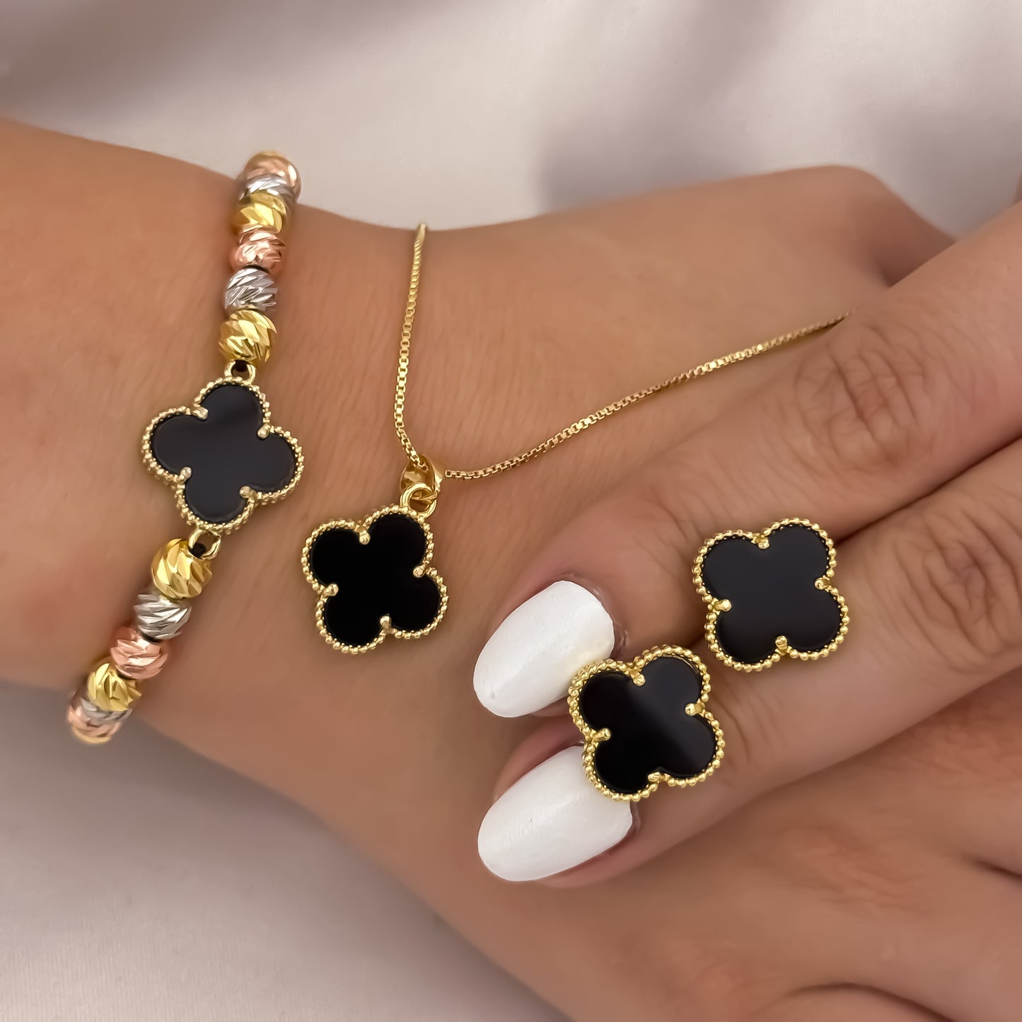 Conjunto Van Cleef Negro  Cadena Veneciano 45cm de 2mm + Van Cleef + Topo Van Cleef + Pulseras de 3 Oros Van Cleef en Oro Laminado 18k con Garantia de por vida