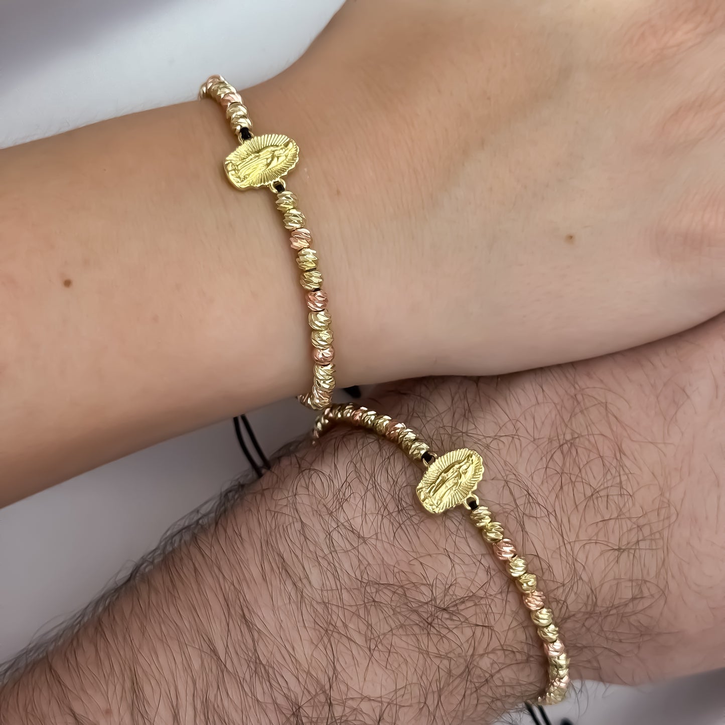 Promoción de 2 Pulseras para Parejas en Balin Italiano de 4mm en Oro Rosa y Amarillo con Amuleto protector de Virgen de Guadalupe en Oro Laminado 18k con Garantía de por vida
