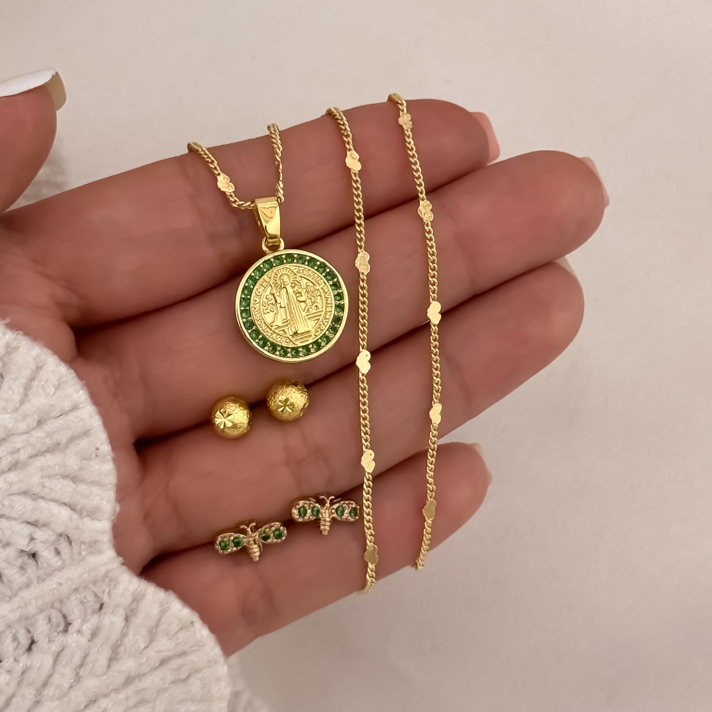 Cadena Tejido Cubana de Dama de 45cm de 2mm + San Benito Verde + Topo Mariposa + Topo Balin Diamantado en Oro  Laminado 18k con Garantia de por vida