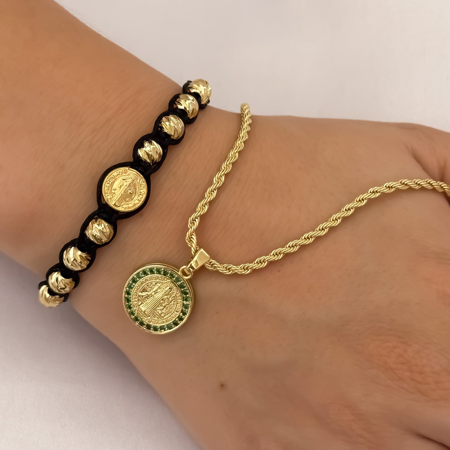 Cadena Tejido Lazo Siciliano de Dama de 45cm de 3mm + San Benito Protección con Micro Circones Verde Esmeralda + Pulsera San Benito Tejida en Balin italiano de 6mm en Oro Laminado 18k con Garantia de por vida