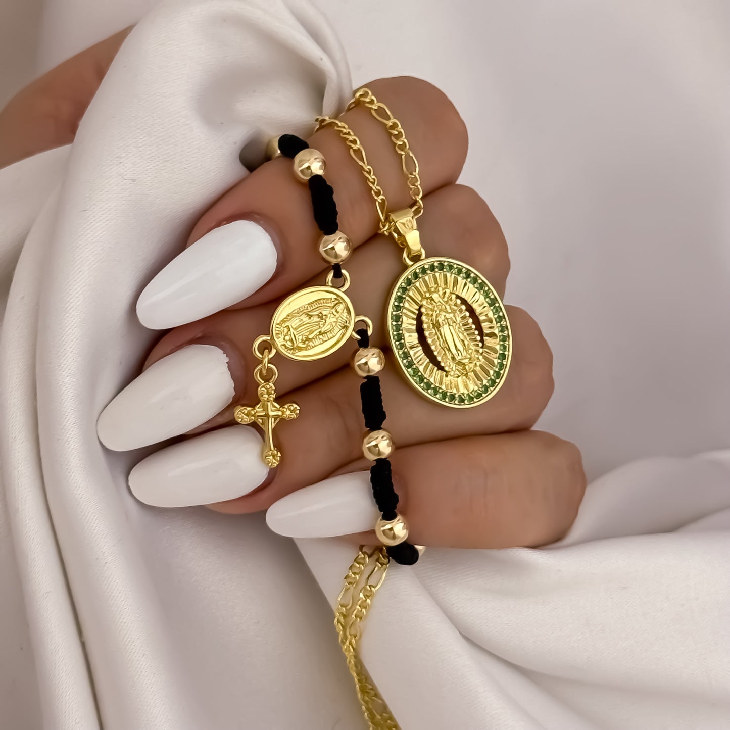 Cadena Tejido Cartier de Dama 45cm + Virgen de Guadalupe con Micro Circones de Colores Verde Esmeralda  + Denario Tejido de 5mm en Oro Laminado 18k con Garantía de  por vida