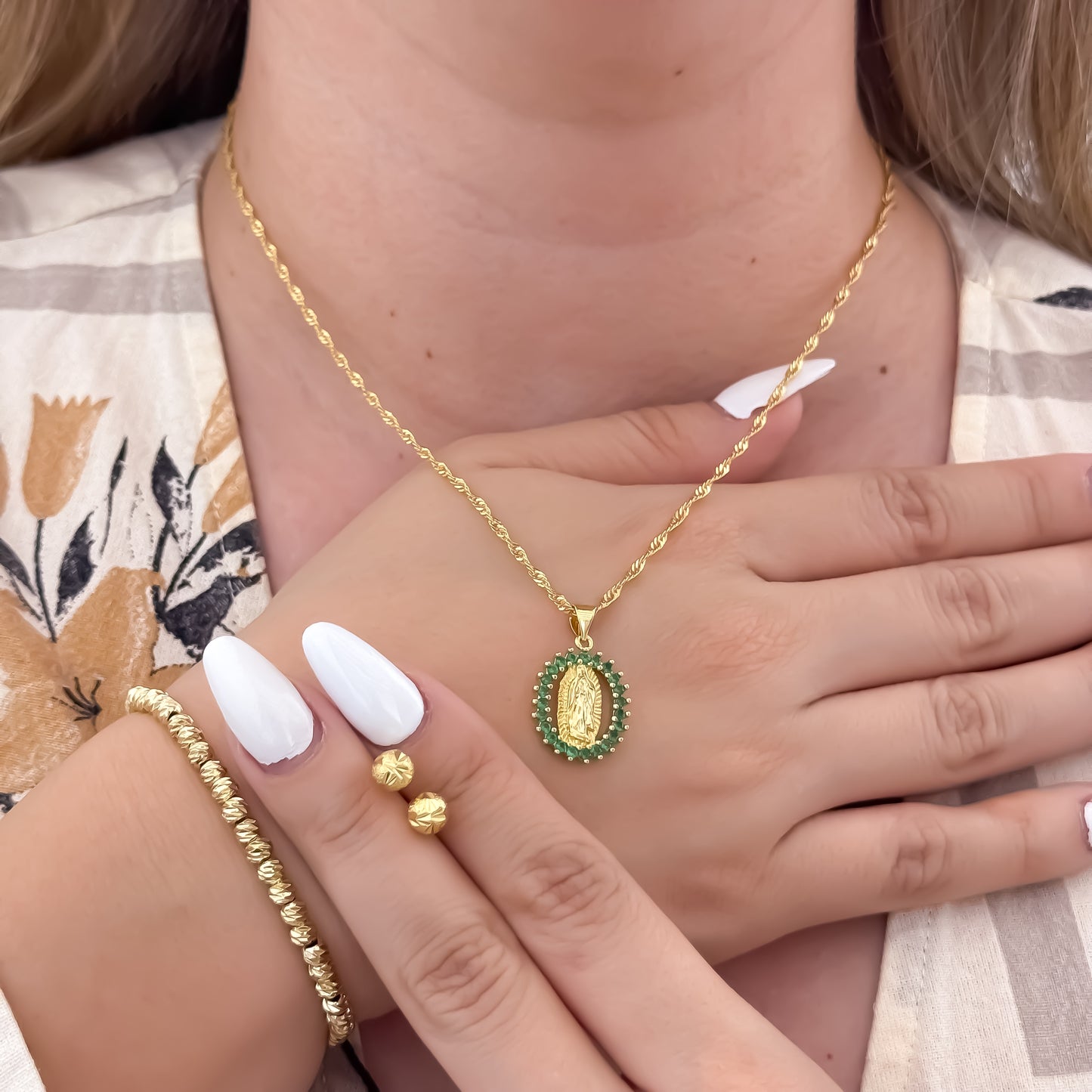 Cadena Tejido Singapur de Dama de 45cm + Virgen de Guadalupe con Circones Verde Esmeralda + Topo Balin Italiano 6mm + Pulseras Balin Italiano en Oro Laminado 18k con Garantía de por vida
