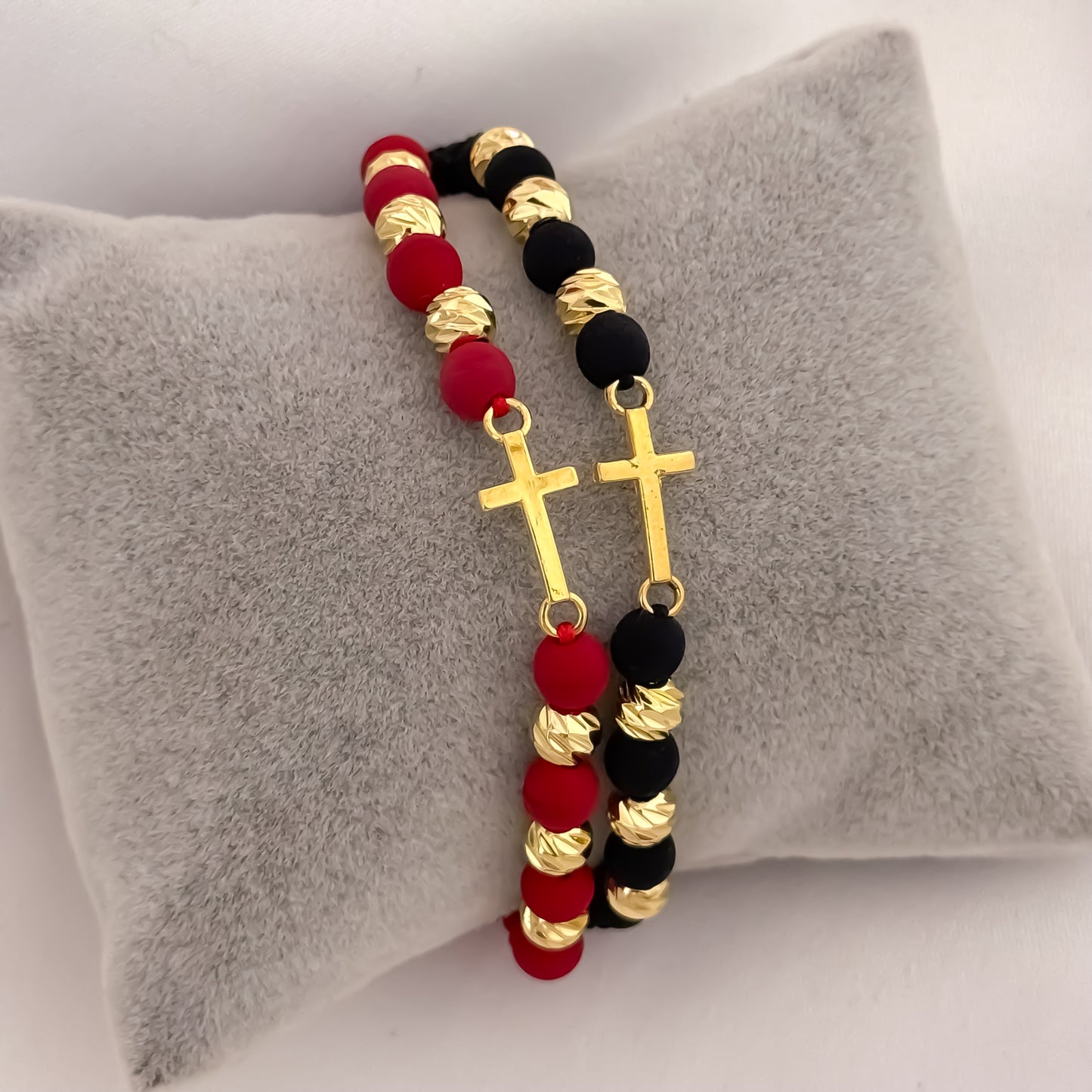 Promoción de 2 Pulseras para Parejas en Balin Italiano en Hilo Rojo + Hilo Negro con Herraje de Cruz Cristo Protector en Oro Laminado 18k con Garantia de por vida