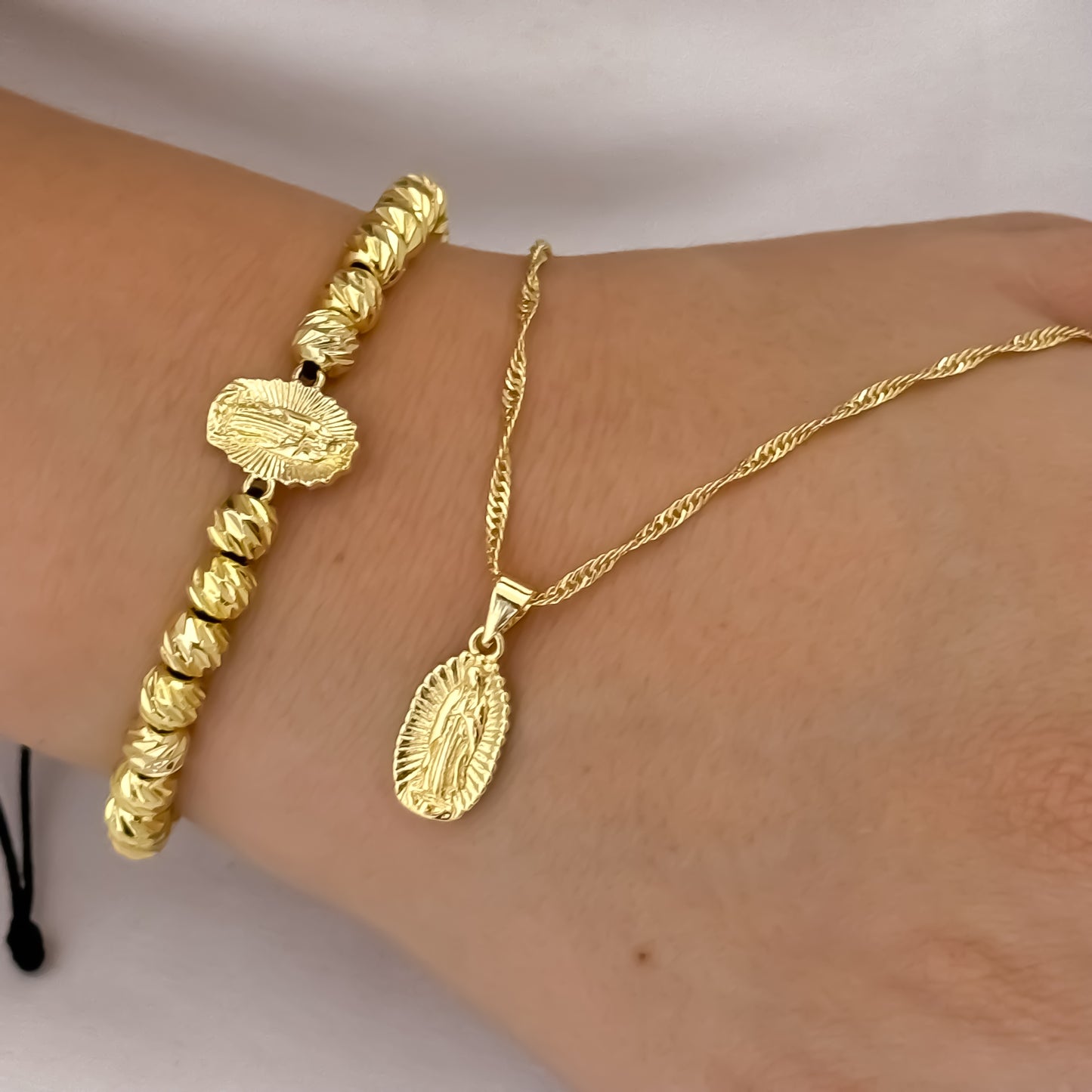Juega de Cadena Tejido Singapur de 45cm de 2mm de Grosor + Virgen de Guadalupe Talla de Protección +  Pulsera de Virgen Guadalupe en Balin Italiano en Oro Laminado 18k con Garantia de por vida