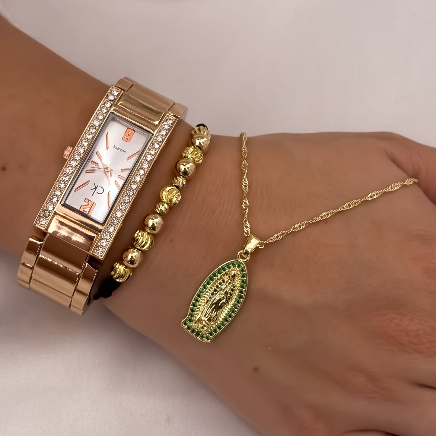 Cadena Tejido Singapur de Dama de 45cm + Virgen de Guadalupe talla con Micro Circones de Colores + Pulsera Diamantada + Reloj Dama Calvin Klein en Oro Laminado 18k