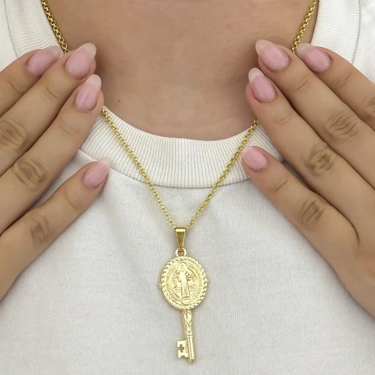 Protege tu Camino con el Amuleto Llaves de San Benito en Baño de Oro 18k